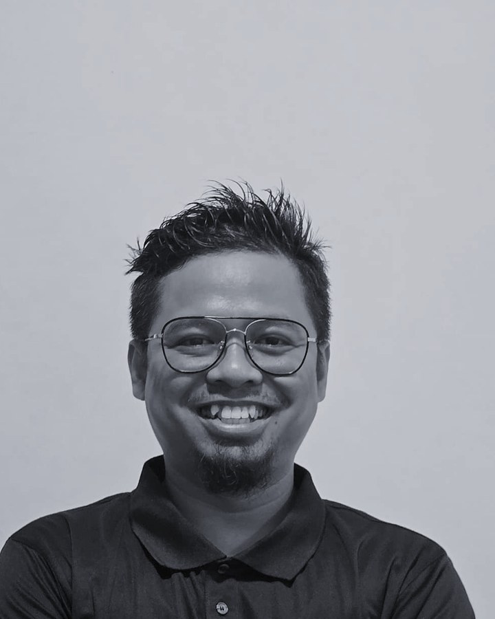 A member of the ThinkPlus visa and document team